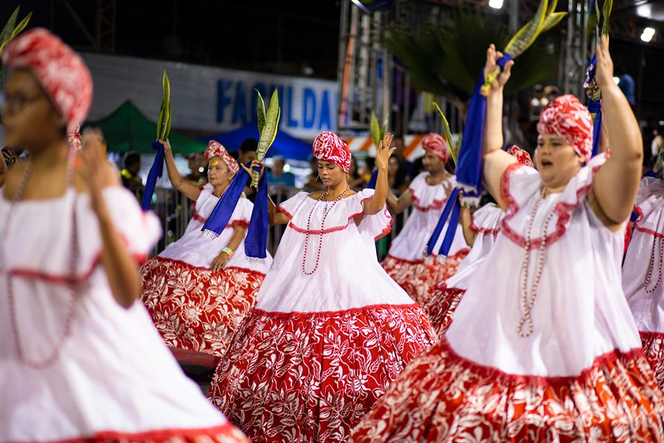 mulheres vestidas de baiana dançando em avenida